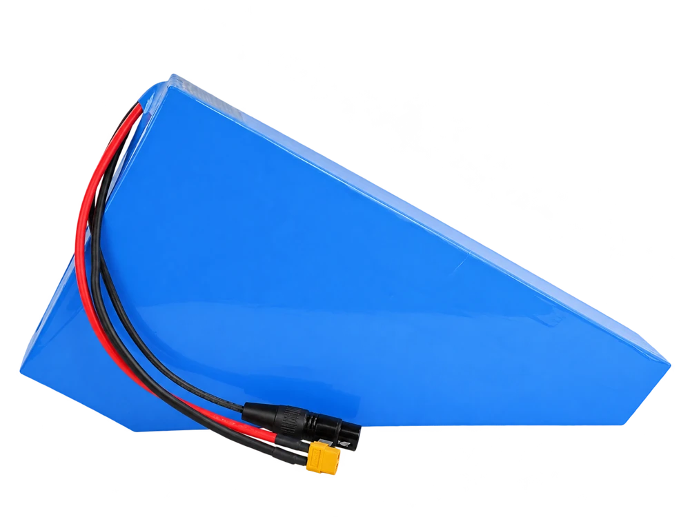 Bateria triangular com revestimento azul, cabos vermelhos e pretos e conectores